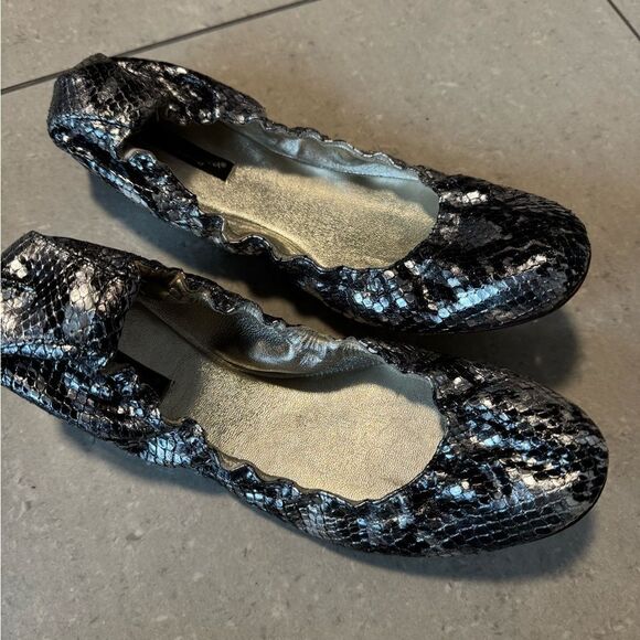Dolce & Gabbana Women's Black and Silver Snakeskin Ballet Flats - Picture 7 of 7